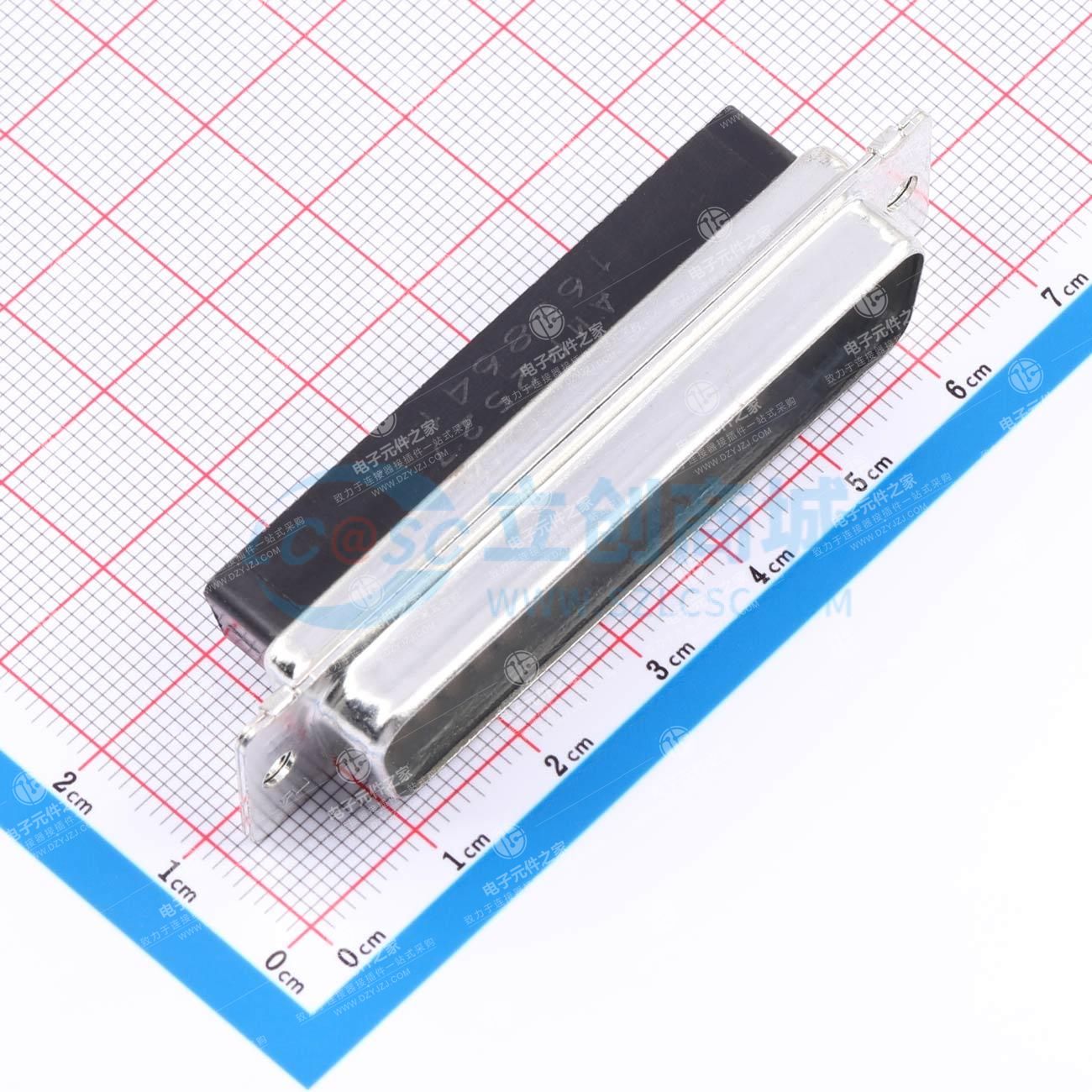 超小型D连接器,采用压接插入式触点设计